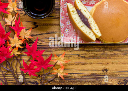 Dorayaki pancake Japonais ou rempli de pâte de haricots rouges. Banque D'Images