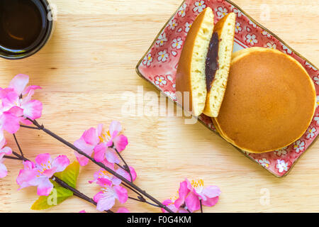 Dorayaki pancake Japonais ou rempli de pâte de haricots rouges. Banque D'Images