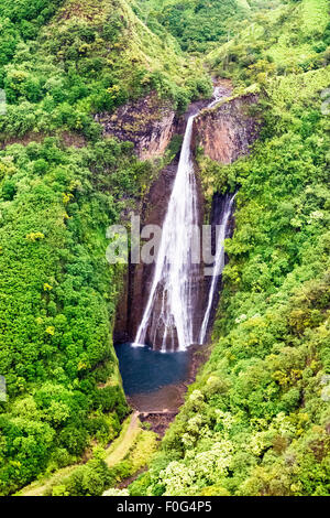 Vue de Jurassique tombe dans l'intérieur de l'île de Kauai, Hawaii tourné à partir d'un hélicoptère sans porte Banque D'Images