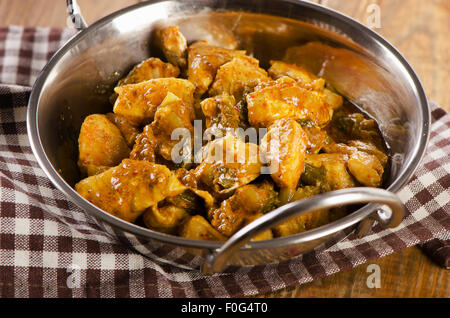 Poulet au curry balti à plat sur une table en bois. Selective focus Banque D'Images