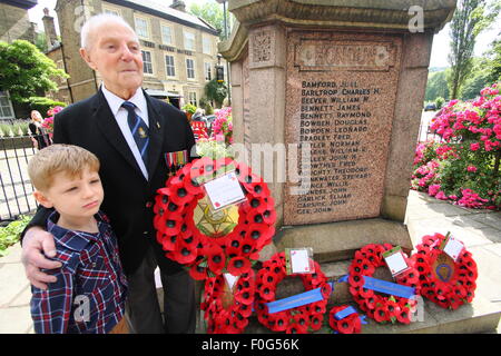 Le Hayfield, High Peak, Derbyshire, Royaume-Uni. 15 août 2015. Un ancien combattant de la Deuxième Guerre mondiale et Président de Hayfield Royal British Legion, Albert Knowles avec son plus jeune petit-fils, Cayden Knowles, 7, au 70e anniversaire du Jour de la victoire sur le service à Hayfield War Memorial. La Royal British Legion de 70 ans, Albert s'approche de son 100e anniversaire. L'Extrême-Orient ancien combattant servi en Birmanie, Malaisie, l'Inde et Singapour, atteignant le grade de capitaine. Il est devenu président de la Royal British Legion Hayfield Branch en 1950 et l'on pense être le plus ancien Président de succursale au Royaume-Uni. © Matthew Taylor Banque D'Images