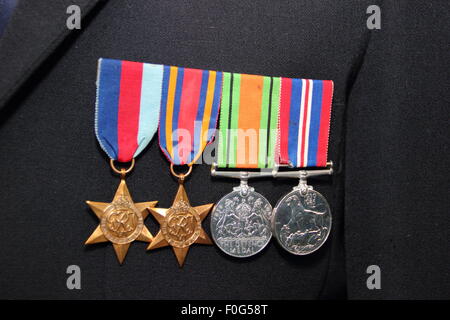 Le Hayfield, High Peak, Derbyshire, Royaume-Uni. 15 août, 2015.vétéran de la DEUXIÈME GUERRE MONDIALE et président de Hayfield Royal British Legion Albert Knowles affiche ses médailles de service, y compris un Burma Star, à un service d'action de grâce pour marquer le 70e anniversaire de VJ Day. Albert célébrera son 100e anniversaire le 25 août, 2015. L'Extrême-Orient ancien combattant servi en Birmanie, Malaisie, l'Inde et Singapour, puis aider à contrôler tous les voyage dans et hors du port de Singapour. Il est devenu président de la Direction générale de la fauche en 1950 et l'on pense être le plus ancien Président de succursale au Royaume-Uni. Credit : Deborah Vernon/Alamy vivre Banque D'Images