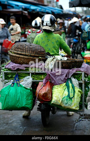 Femme vendant des produits de scooter, Marché Central, Hoi An, Vietnam Banque D'Images