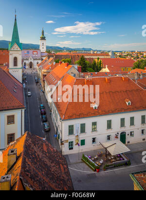 Zagreb est une ville dynamique de 800 000 personnes environ, qui bénéficie d'une charmante vieille ville médiévale. Banque D'Images