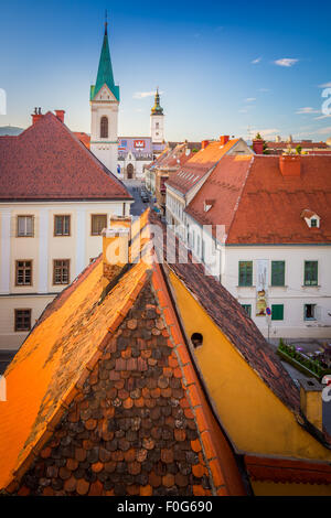 Zagreb est une ville dynamique de 800 000 personnes environ, qui bénéficie d'une charmante vieille ville médiévale. Banque D'Images