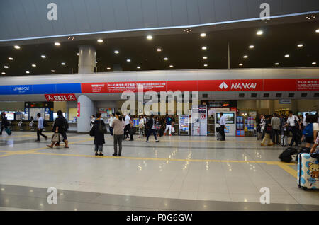 Les gens qui marchent à la gare de l'aéroport de Kansai, le 7 juillet 2015 à Osaka, Japon. Banque D'Images