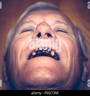 Gros plan du visage d'un vieil homme laid avec les dents. Banque D'Images