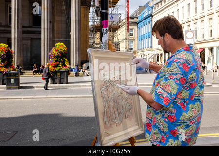 Glasgow, Ecosse, Royaume-Uni. Août 15, 2015. Près de 150 artistes sont venus à Glasgow pour prendre part à l 'art' Peintre rapide concurrence avec l'objectif étant de faire une peinture saisir l'esprit de la ville de Glasgow, terminé en 1 jour. Les artistes ont attiré beaucoup de curiosité et l'intérêt des touristes et habitants, lorsqu'ils ont mis en place dans divers endroits de la ville. Tous les ouvrages terminés seront mis en exposition sur Dimanche 16 août au Royal Concert Hall, Sauchiehall Street, Glasgow lorsque de nombreuses peintures seront en vente. Credit : Findlay/Alamy Live News Banque D'Images