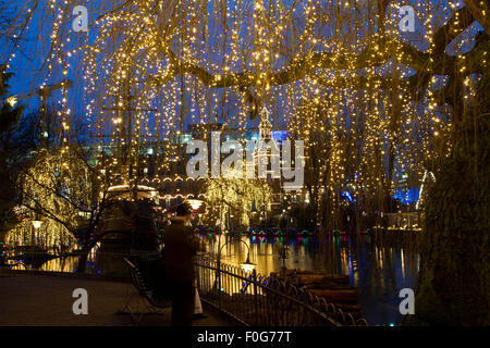 Noël au Tivoli à Copenhague la nuit Banque D'Images