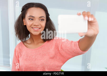 Jolie femme mulâtre selfies faisant Banque D'Images