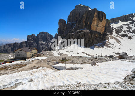 Pisciadù de fixation avec un petit lac et en refuge en groupe du Sella, Tyrol du sud, Italie Banque D'Images