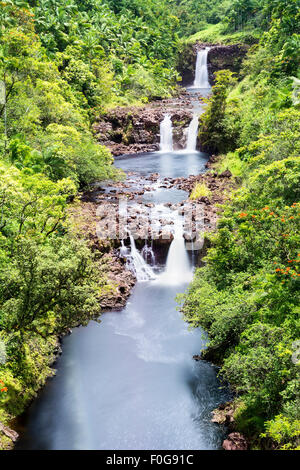 Une image animée d'Umauma Falls à Hawaii illustre les trois niveaux de cascade une belle merveille de la nature Banque D'Images