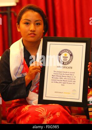 Katmandou, Népal. Août 15, 2015. Jeune fille népalaise Ngim Chhamji Sherpa, record Guinness pour la plus jeune femme à ascension Mont Qomolangma, montre son certificat au cours d'une félicitation programme organisé par association d'alpinisme du Népal à Katmandou, Népal, 15 août 2015. Ngim Sherpa Chhamji ont atteint le sommet du côté népalais en 2012 à l'âge de 16 ans 187 jours. Credit : Sunil Sharma/Xinhua/Alamy Live News Banque D'Images