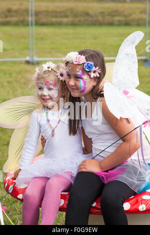 Les jeunes filles habillés comme des fées à la nouvelle forêt conte Festival, Burley, Hampshire, Royaume-Uni en août Crédit : Carolyn Jenkins/Alamy Live News Banque D'Images