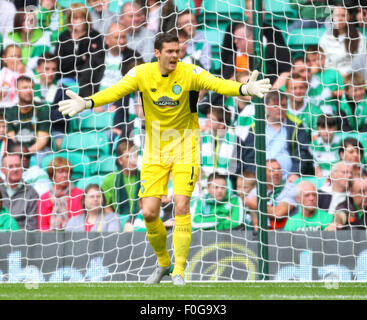 Glasgow, Ecosse. Août 15, 2015. Scottish Premiership. Celtic contre Inverness CT. Craig Gordon pousse sa défense des crédits : Action Plus Sport/Alamy Live News Banque D'Images