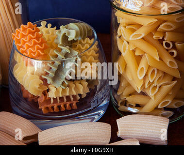 Nouilles italiennes en pots, beaucoup de forme et les couleurs pour une alimentation saine Banque D'Images