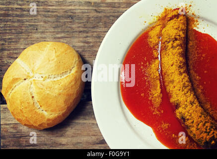 L'alimentation jardin bavarois, curry wurst avec pain blanc grunge sur table en bois Banque D'Images