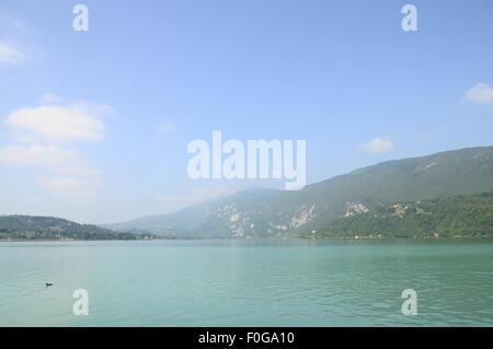 Vue panoramique sur le lac d'Aiguebelette matin, en Savoie, France Banque D'Images