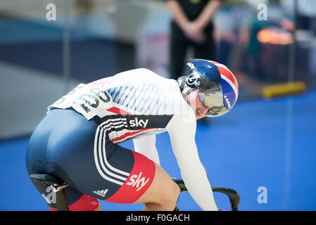 Derby, Royaume-Uni. Août 15, 2015. Champion Olympique de sprint Jason Kenny regarde son adversaire au cours de la compétition de sprint à la série révolution au Derby Arena, Derby, Royaume-Uni le 15 août 2015. La révolution est une série de courses sur piste, avec de nombreux des meilleurs du monde les cyclistes sur piste. Cet événement, qui se déroule sur 3 jours, du 14 au 16 août 2015, est un important événement pour la préparation des Jeux Olympiques de Rio 2016, permettant aux coureurs britanniques de marquer des points de qualification pour les Jeux. Crédit : Andrew Peat/Alamy Live News Banque D'Images