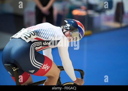 Derby, Royaume-Uni. Août 15, 2015. Champion Olympique de sprint Jason Kenny regarde son adversaire au cours de la compétition de sprint à la série révolution au Derby Arena, Derby, Royaume-Uni le 15 août 2015. La révolution est une série de courses sur piste, avec de nombreux des meilleurs du monde les cyclistes sur piste. Cet événement, qui se déroule sur 3 jours, du 14 au 16 août 2015, est un important événement pour la préparation des Jeux Olympiques de Rio 2016, permettant aux coureurs britanniques de marquer des points de qualification pour les Jeux. Crédit : Andrew Peat/Alamy Live News Banque D'Images