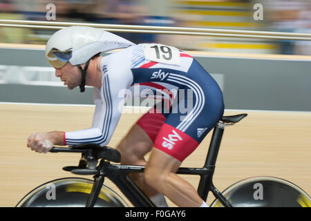 Derby, Royaume-Uni. Août 15, 2015. Mark Cavendish est en concurrence dans la poursuite individuelle lors de l'omnium compétition à la série révolution au Derby Arena, Derby, Royaume-Uni le 15 août 2015. La révolution est une série de courses sur piste, avec de nombreux des meilleurs du monde les cyclistes sur piste. Cet événement, qui se déroule sur 3 jours, du 14 au 16 août 2015, est un important événement pour la préparation des Jeux Olympiques de Rio 2016, permettant aux coureurs britanniques de marquer des points de qualification pour les Jeux. Crédit : Andrew Peat/Alamy Live News Banque D'Images