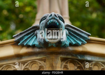 Détail de la fontaine du jubilé de la reine Victoria dans Albert Square Manchester UK Banque D'Images