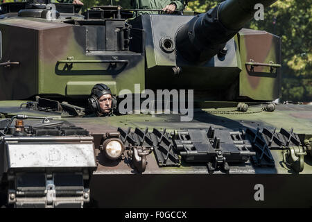 Warszawa, Mazowieckie, Pologne. Août 15, 2015. Conducteur d'un réservoir pendant le défilé militaire à la célébration de la Journée nationale des Forces de l'Armée de Varsovie. Credit : Celestino Arce/ZUMA/Alamy Fil Live News Banque D'Images