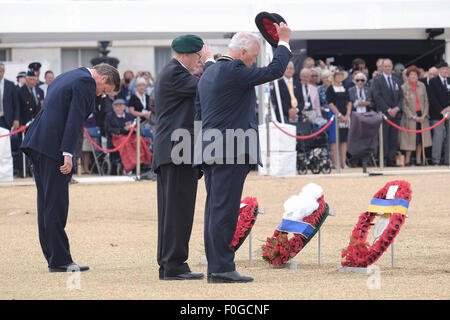 Le très honorable David Cameron MP, le Premier ministre assiste à la commémoration NATIONALE ET LE SERVICE Comment vibre le 15/08/2015 à Horse Guards Parade, Londres. Le très honorable David Cameron MP, le premier ministre dépose une couronne de fleurs au tambour. Photo par Julie Edwards Banque D'Images