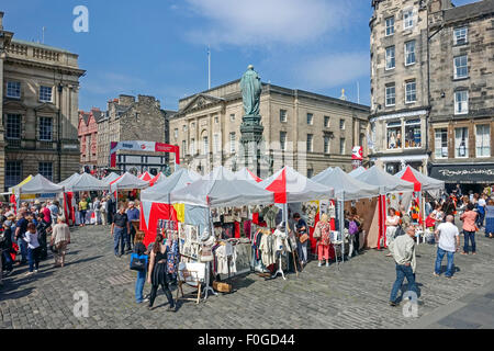 Cale à l'Edinburgh Festival Fringe 2015 dans l'ouest de la place du Parlement le Royal Mile Edinburgh Scotland Banque D'Images