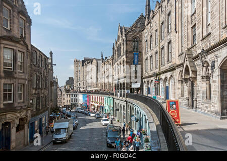 Victoria Street avec Victoria Terrasse ci-dessus à droite menant à Grassmarket dans le centre d'Édimbourg en Écosse Banque D'Images