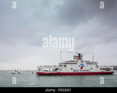 Les feuilles des ferries Red Funnel Cowes sur l'île de Wight et chefs vers Southampton au cours de la semaine de Cowes de courses de bateaux Banque D'Images