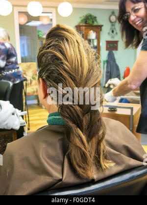 Propriétaire de Salon de cheveux d'une couleur pour cliente, Florida, USA Banque D'Images