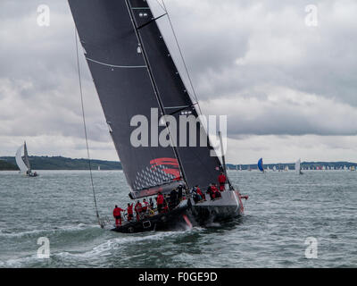 Cowes, île de Wight, au Royaume-Uni. 14 août 2015. Favori pour gagner la Fastnet Race 2015, trains Comanche à Cowes pour le début de l'e Banque D'Images