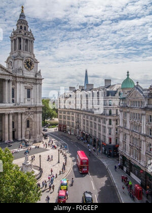 Une vue aérienne de l'étapes et parvis de la cathédrale St Paul avec la foule et les touristes au premier plan et le tesson Banque D'Images