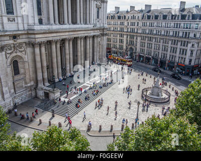 Une vue aérienne de l'étapes et parvis de la cathédrale St Paul avec la foule et les touristes au premier plan et le tesson Banque D'Images