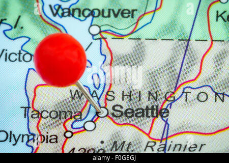 Close-up d'une punaise rouge sur une carte de Seattle, États-Unis Banque D'Images