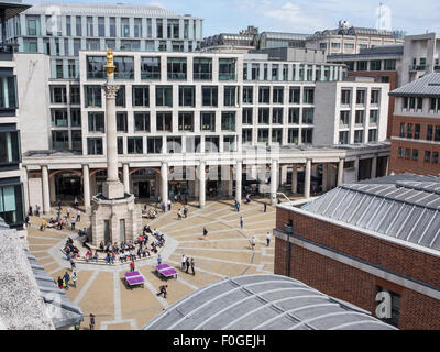 À regarder sur place Paternoster dans la ville de Londres et la Bourse de Londres avec des tables de ping-pong et de la colonne Banque D'Images