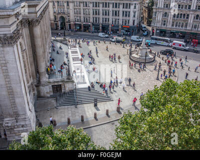 Une vue aérienne de l'étapes et parvis de la cathédrale St Paul avec la foule et les touristes au premier plan et le tesson Banque D'Images