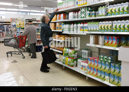 Allée avec du lait UHT dans un supermarché Spar Banque D'Images