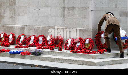 Londres, Grande-Bretagne. Août 15, 2015. Un soldat ajuste une couronne après un service de commémoration au cours de la 70e anniversaire de la Victoire (le jour de la victoire sur le Japon) à Londres, Angleterre, le 15 août, 2015. Credit : Han Yan/Xinhua/Alamy Live News Banque D'Images