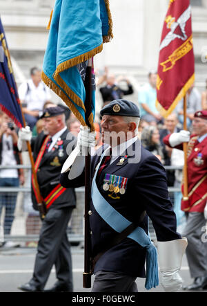 Londres, Grande-Bretagne. Août 15, 2015. Les anciens combattants sont vus dans un défilé de Horse Guards Parade à l'abbaye de Westminster après un service de commémoration au cours de la 70e anniversaire de la Victoire (le jour de la victoire sur le Japon) à Londres, Angleterre, le 15 août, 2015. Credit : Han Yan/Xinhua/Alamy Live News Banque D'Images