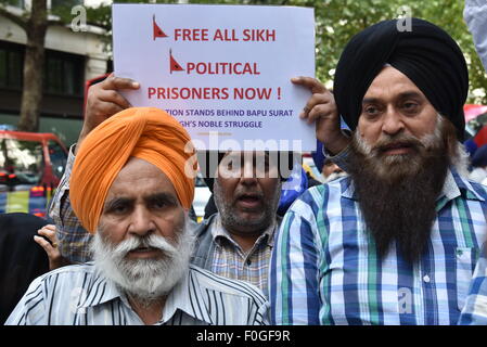 Londres, Royaume-Uni, le 15 août 2015 : Dal Khalsa UK de la protestation de la communauté sikh est à l'appui de Bapu Surat Singh Ji Khalsa, grève de la faim pendant plus de 200 jours en Inde cachemire pour exiger sa liberté maintenant, soutenez par des Cachemiriens pour le Khalistan et liberté du Cachemire à l'extérieur de Londres Haut-commissariat indien de Londres. Crédit photo : Voir Li/Alamy Live News Banque D'Images