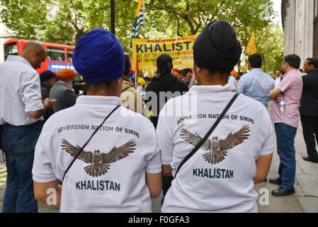 Londres, Royaume-Uni, le 15 août 2015 : Dal Khalsa UK de la protestation de la communauté sikh est à l'appui de Bapu Surat Singh Ji Khalsa, grève de la faim pendant plus de 200 jours en Inde cachemire pour exiger sa liberté maintenant, soutenez par des Cachemiriens pour le Khalistan et liberté du Cachemire à l'extérieur de Londres Haut-commissariat indien de Londres. Crédit photo : Voir Li/Alamy Live News Banque D'Images