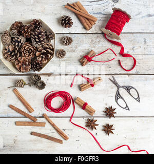 Cocottes, les épices et la cannelle bottes attachées avec du ruban rouge pour Noël Banque D'Images