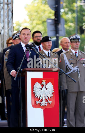 Le président polonais Andrzej Duda prend la parole lors d'une cérémonie organisée à Varsovie à l'occasion de la Journée nationale des Forces armées en Pologne. M. Duda souhaité à tous les hommes et femmes en uniforme le meilleur et a dit qu'ils sont ce qui rend fort et Pologne grand. La Journée des Forces armées est une fête nationale qui célèbre et commémore la victoire 1920 de l'armée polonaise sur l'armée soviétique pendant la guerre russo-polonaise. Cette victoire est aussi appelée la bataille de Varsovie. Elle est considérée comme une victoire de la Pologne sur le communisme et les Soviétiques. C'est un jour où les Polonais de partout au pays et dans le monde saluer ceux en uniforme qui est mort fo Banque D'Images