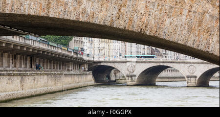 Pont Saint Michel, Seine River, et les quais de la Rive Gauche à Paris encadré par arche du Petit Pont Banque D'Images