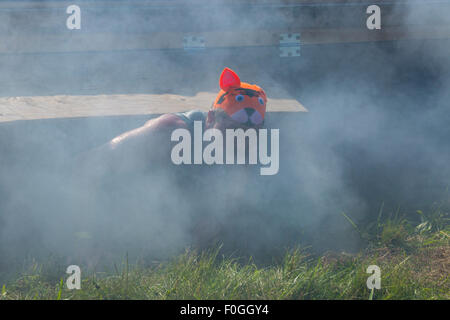 Toronto, Canada. Août 15, 2015. Tough Mudder Parcours Aug 15 2015 Toronto Ontario.porteur à Cry Baby obstacle. Credit : Performance Image/Alamy Live News Banque D'Images