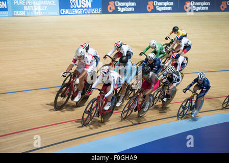 Les cyclistes en compétition dans l'élimination de la femme pendant la course omnium compétition à la série révolution au Derby, Derby, Royaume-Uni le 15 août 2015. La révolution est une série de courses sur piste, avec de nombreux des meilleurs du monde les cyclistes sur piste. Cet événement, qui se déroule sur 3 jours, du 14 au 16 août 2015, est un important événement pour la préparation des Jeux Olympiques de Rio 2016, permettant aux coureurs britanniques de marquer des points de qualification pour les Jeux. Banque D'Images