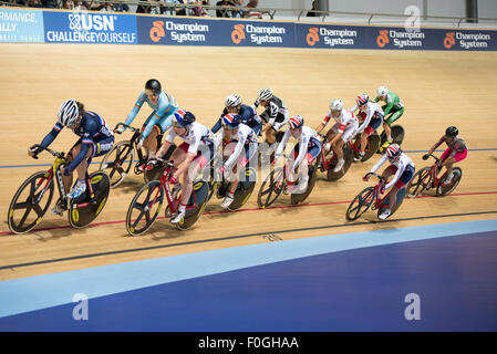 Les cyclistes en compétition dans l'élimination de la femme pendant la course omnium compétition à la série révolution au Derby, Derby, Royaume-Uni le 15 août 2015. La révolution est une série de courses sur piste, avec de nombreux des meilleurs du monde les cyclistes sur piste. Cet événement, qui se déroule sur 3 jours, du 14 au 16 août 2015, est un important événement pour la préparation des Jeux Olympiques de Rio 2016, permettant aux coureurs britanniques de marquer des points de qualification pour les Jeux. Banque D'Images