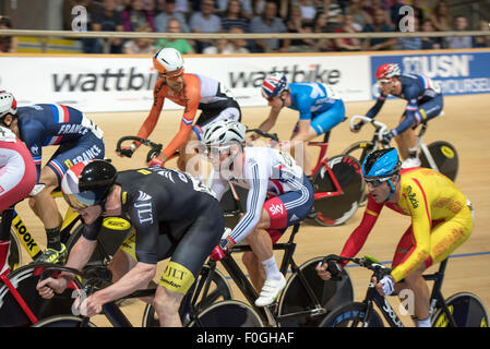 Mark Cavendish (au centre) participe à l'élimination pendant la course à l'omnium masculin série révolution au Derby, Derby, Royaume-Uni le 15 août 2015. La révolution est une série de courses sur piste, avec de nombreux des meilleurs du monde les cyclistes sur piste. Cet événement, qui se déroule sur 3 jours, du 14 au 16 août 2015, est un important événement pour la préparation des Jeux Olympiques de Rio 2016, permettant aux coureurs britanniques de marquer des points de qualification pour les Jeux. Banque D'Images